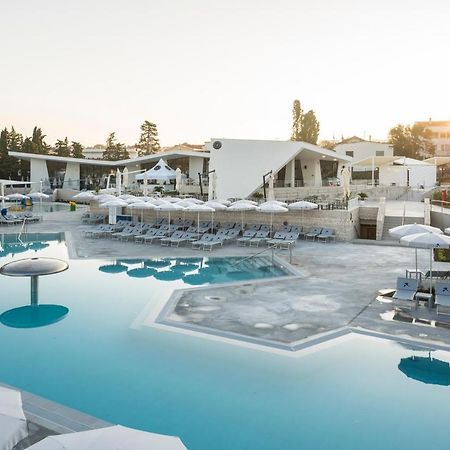 Falkensteiner Premium Mobile Homes And Camping Задар Екстериор снимка The resort's main pool