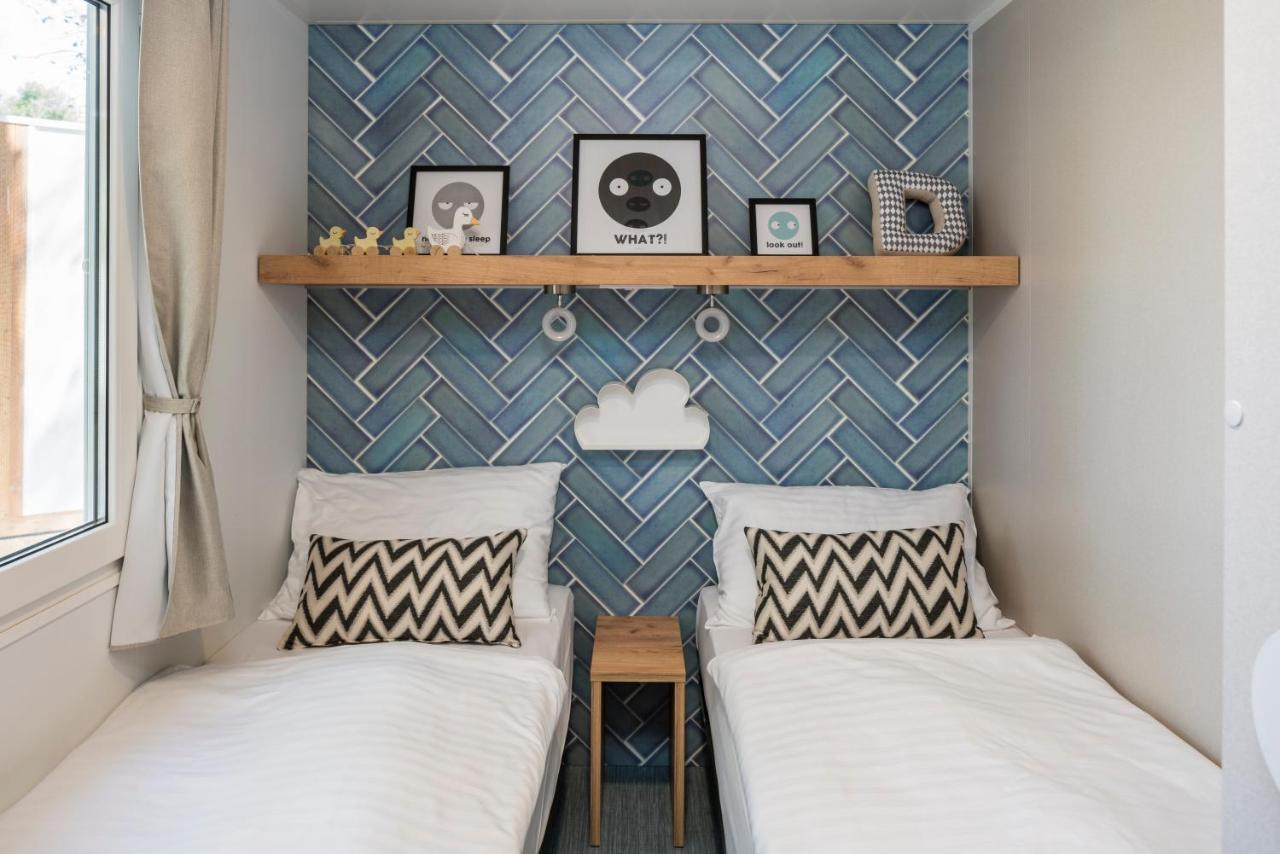 Falkensteiner Premium Mobile Homes And Camping Задар Екстериор снимка A bedroom with a blue tiled wall