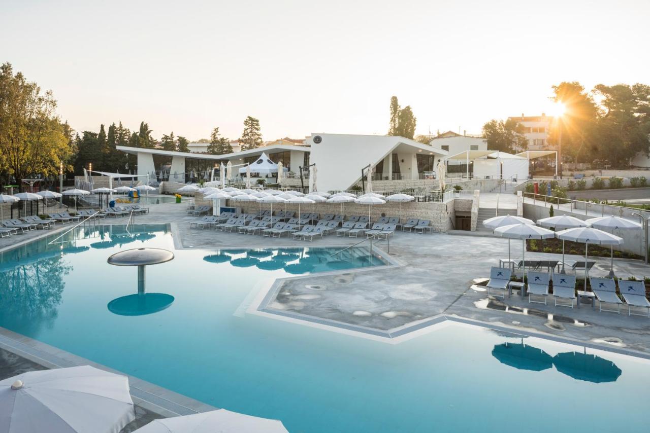 Falkensteiner Premium Mobile Homes And Camping Задар Екстериор снимка The resort's main pool