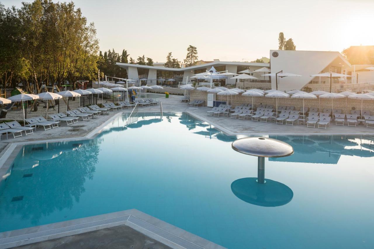 Falkensteiner Premium Mobile Homes And Camping Задар Екстериор снимка The resort's main pool