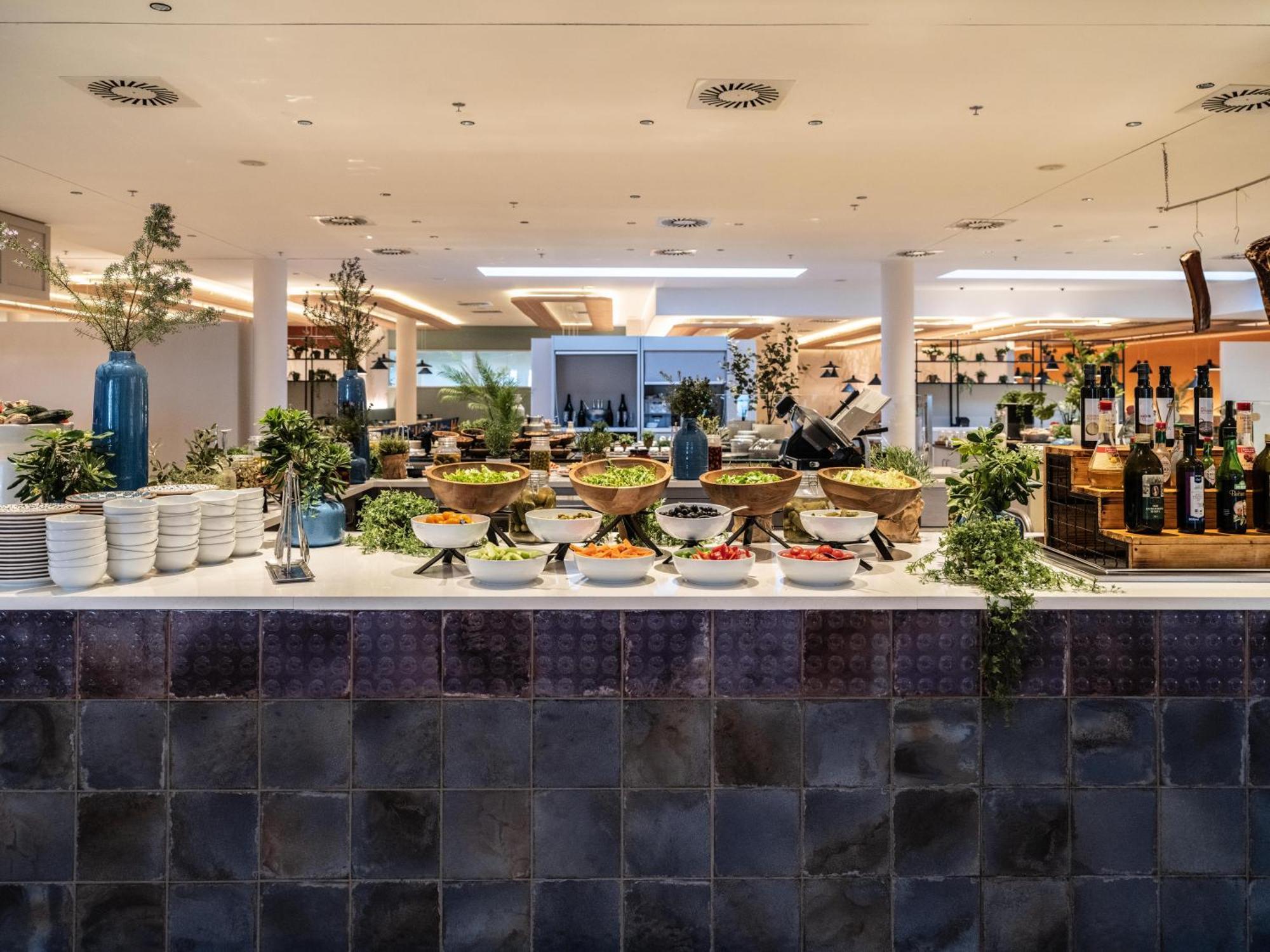 Falkensteiner Premium Mobile Homes And Camping Задар Екстериор снимка The buffet at the restaurant